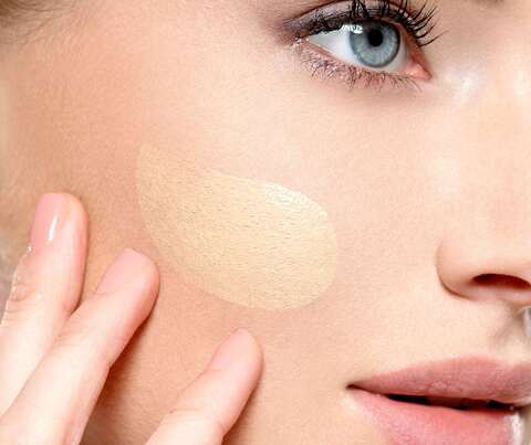 Frau mit Make-Up im Gesicht