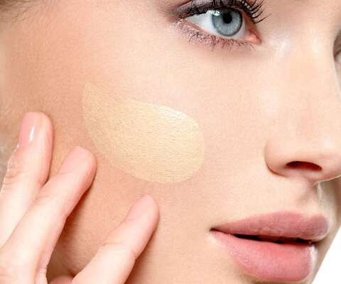 Frau mit Make-Up im Gesicht