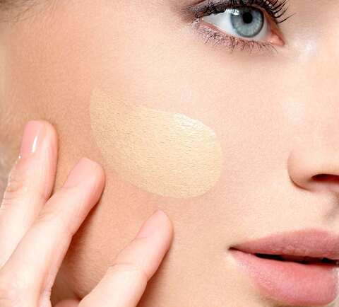Frau mit Make-Up im Gesicht